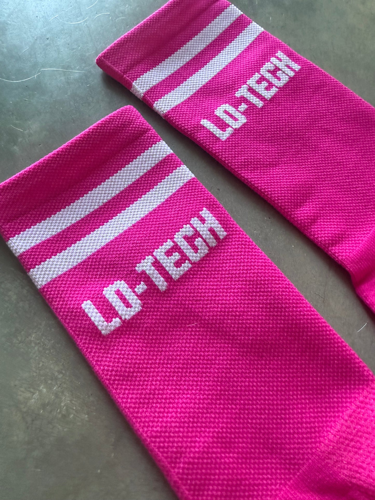 RUN TECH SOCKS PERFECT FOR RUNNING (NEON PINK)